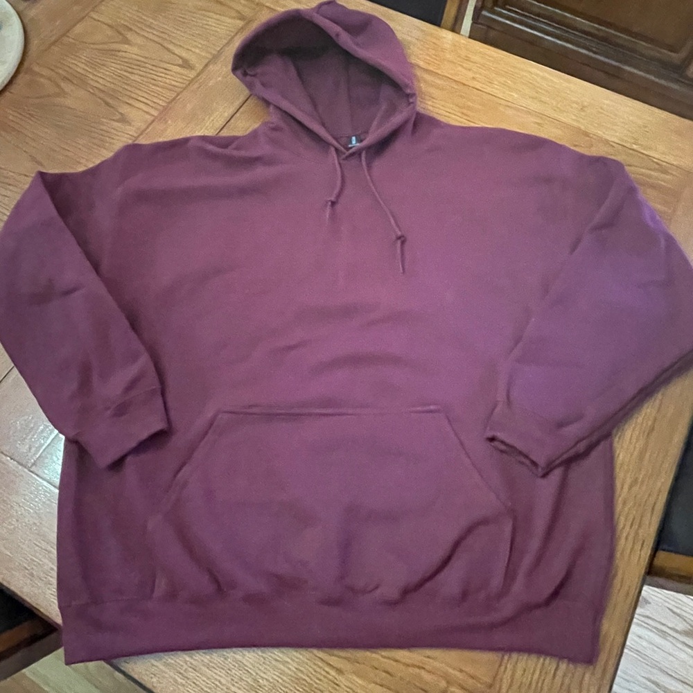 Maroon Hooded Pullover Sweatshirt. UNISEX

Front pocket
Dark maroon color